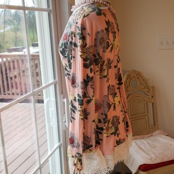 🐼Fall Sale- Suzanne Betro Floral Lace Trim Top - Picture 5 of 8